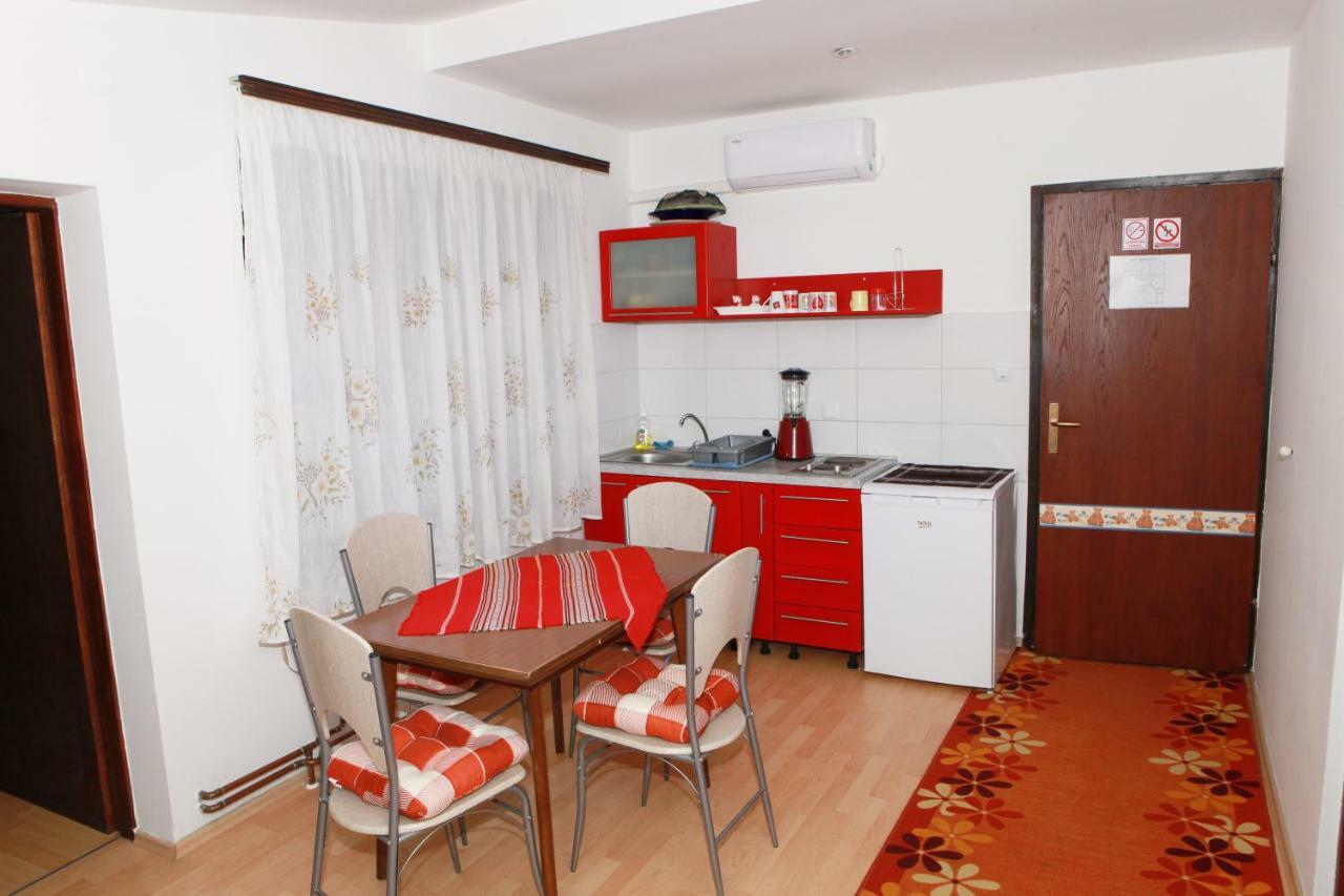 קארלובץ Apartmani Kristanic מראה חיצוני תמונה